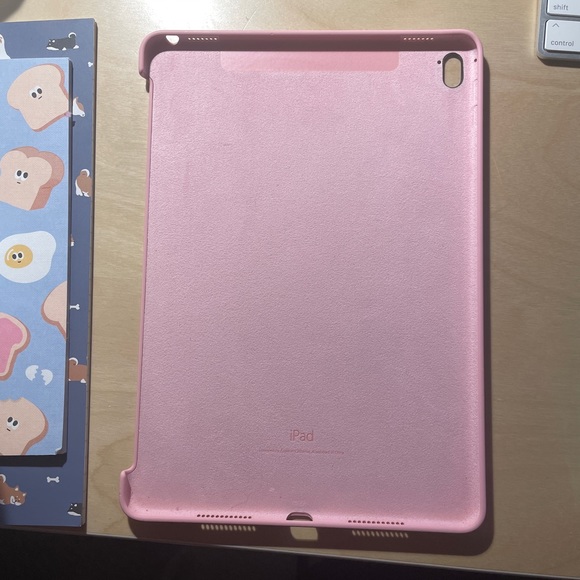 Apple iPad Silicon Case Pink - Picture 2 of 3